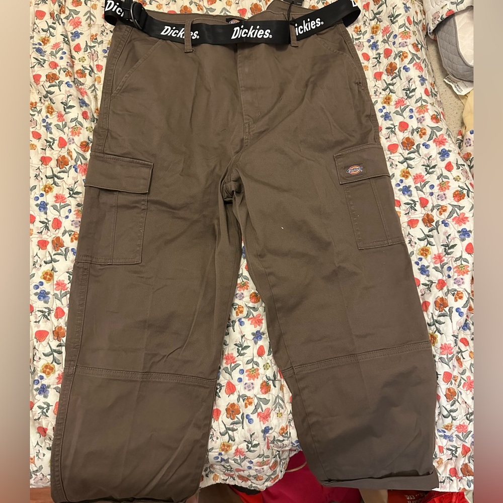 Dickies women’s Twill cropped cargo pants